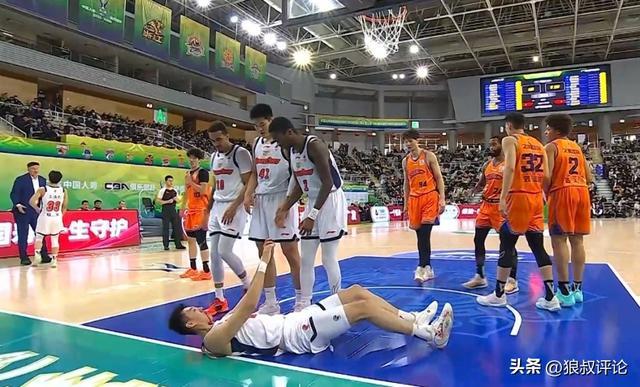 世界杯滚球下注平台-惨烈!王少杰鼻子被打出血被迫下场治疗引关注 杜锋脸如铁色