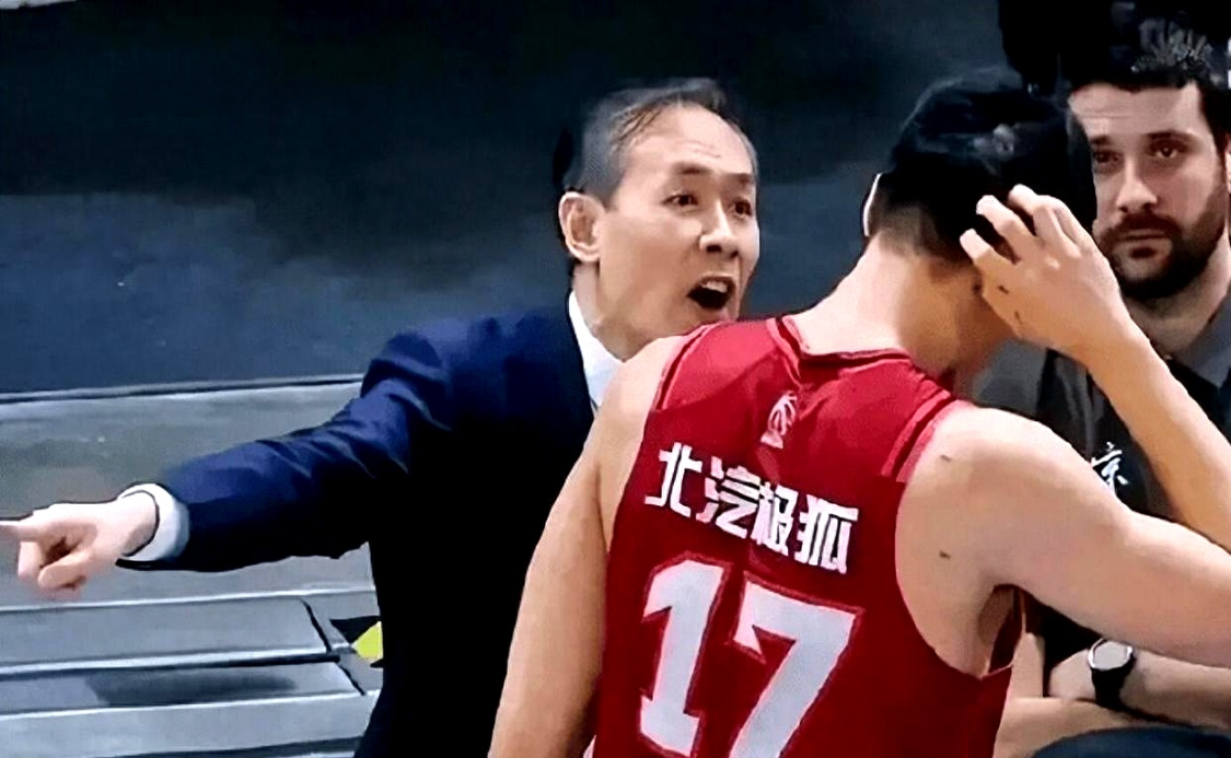 世界杯在线投注-拿600万，打鱼腩正负值0+被杨文学单吃2次，球迷：原地退役吧