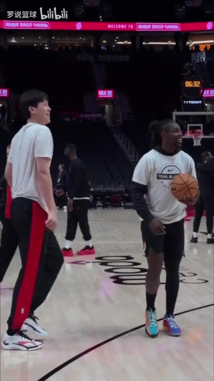 霍勒迪为杨瀚森三分训练打气  手舞足蹈并竖大拇指鼓励